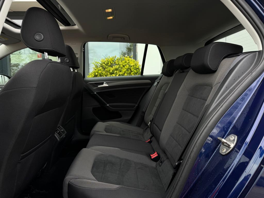 Volkswagen Golf 1.0 tsi * panoramadak * camera * navigatie * massage stoel