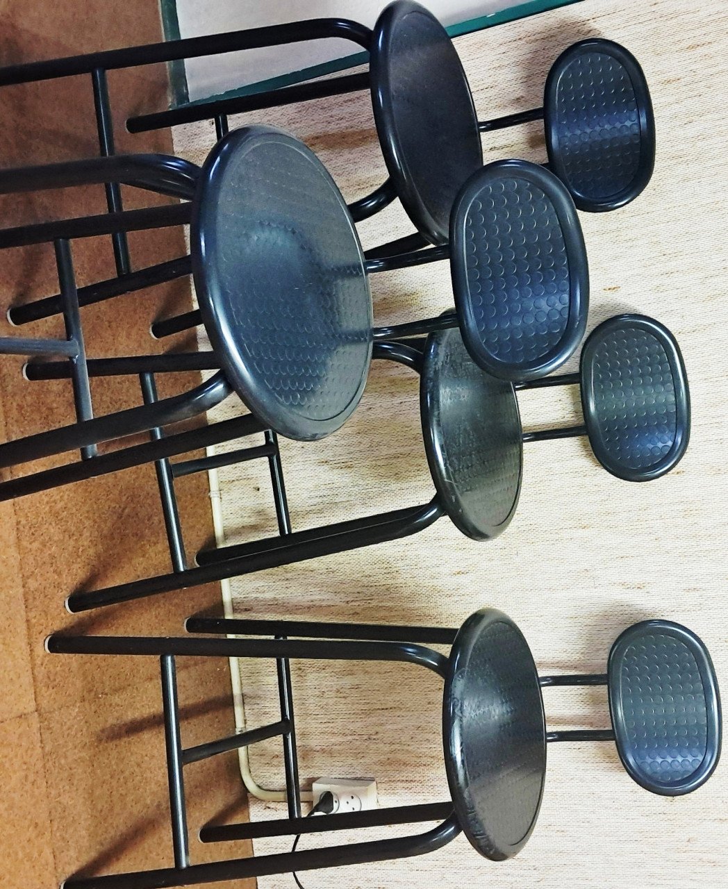 4 barkrukken, Zwart gekleurd, kunststof zitting, metalen poten