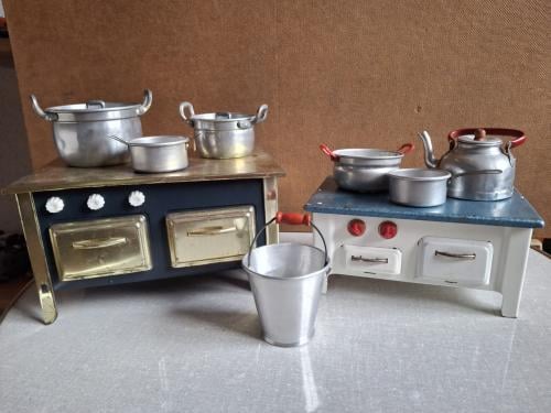 Vintage metalen poppenfornuisjes met pannetjes