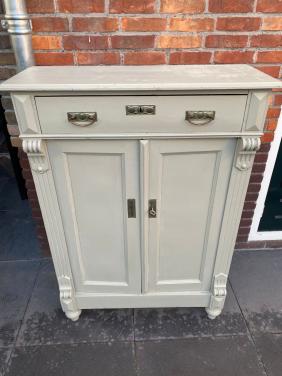 Grijs groene houtenkast