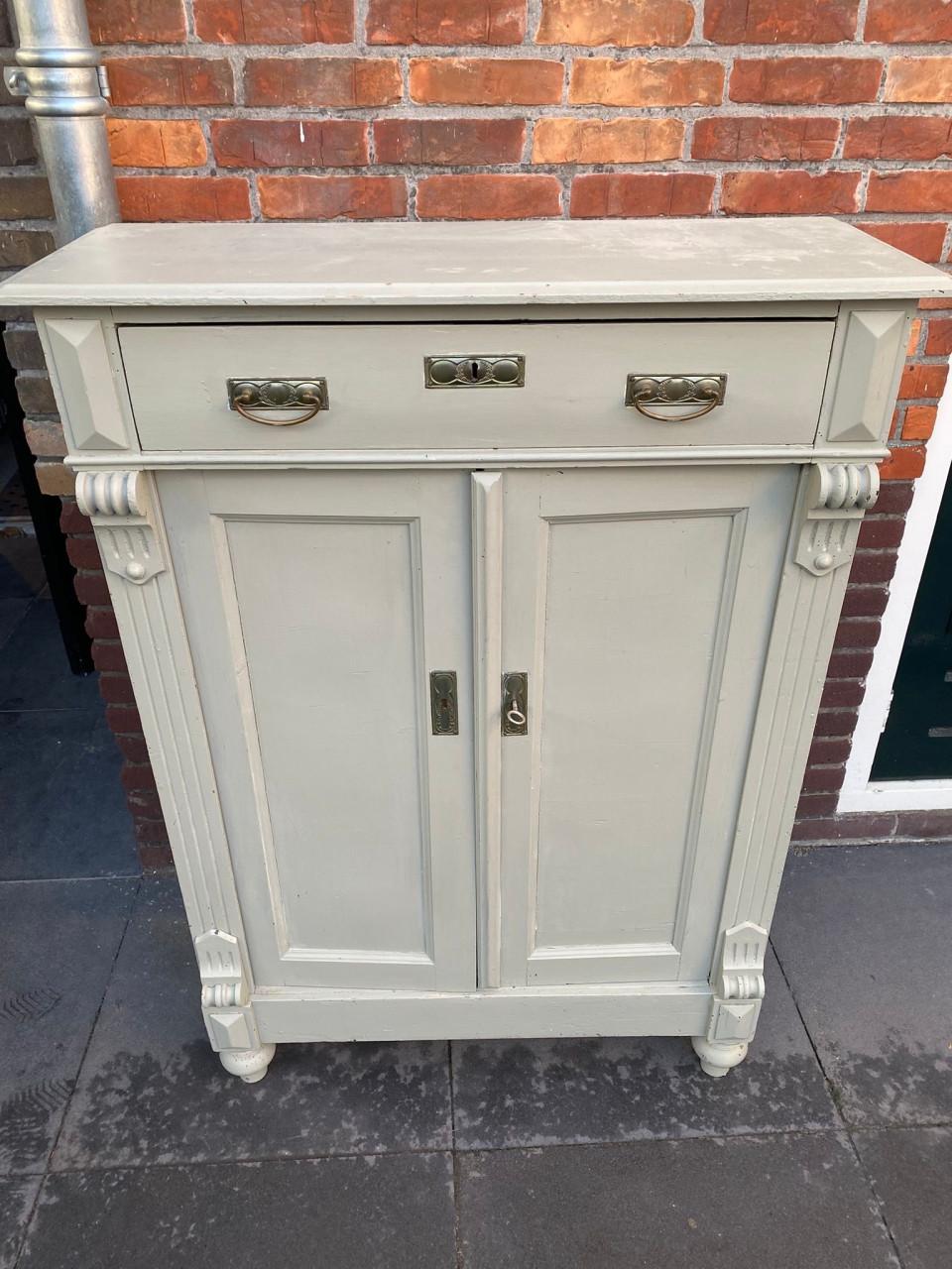 Grijs groene houtenkast