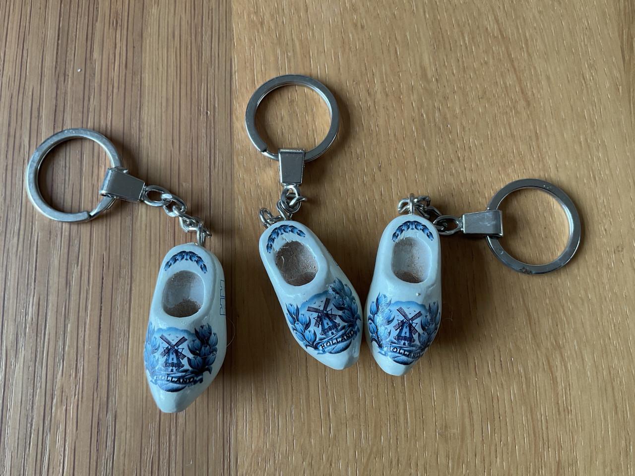3 nieuwe Houten klompjes sleutelhangers voor € 1