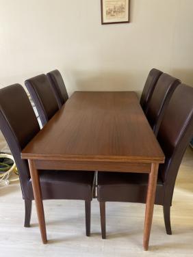 Uitschuifbare tafel met 6 bijpassende stoelen