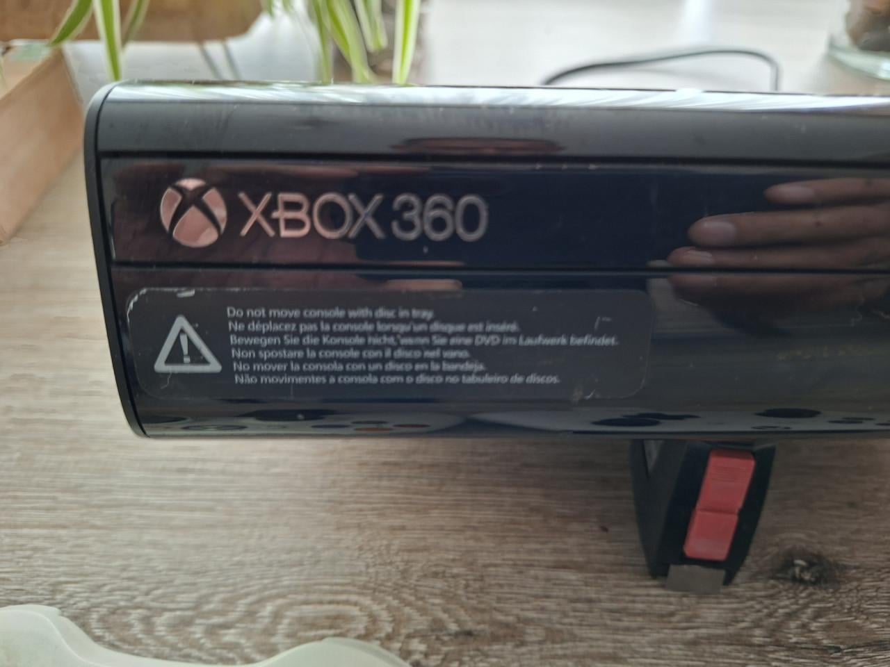 Xbox 360 met 3 draadloze controllers en 7 complete spellen in goede staat
