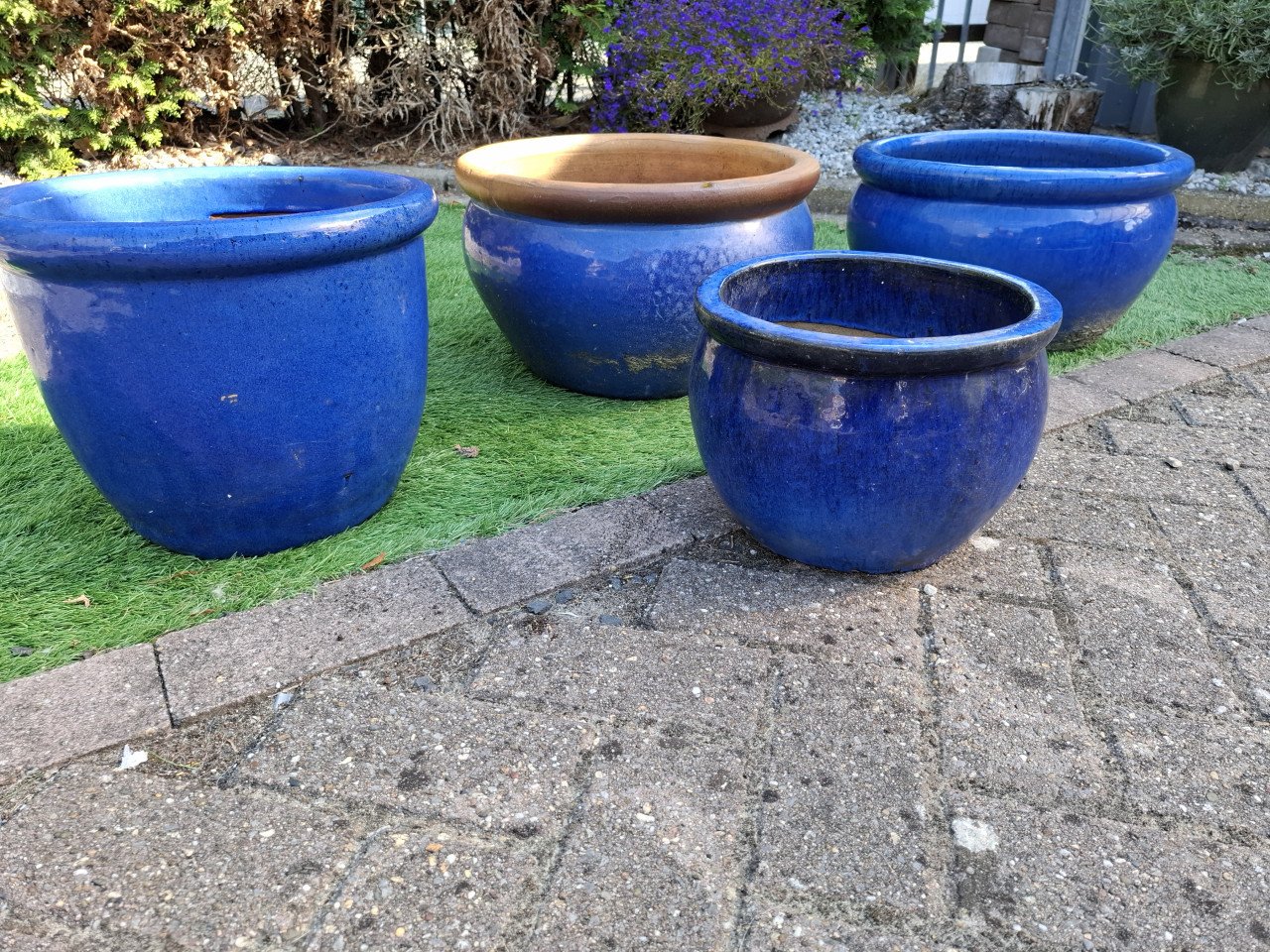 Vier blauwe keramieken bloempotten