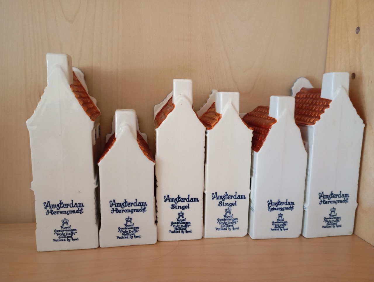 21 huisjes: 5 Lilliput Lane, 6 Amsterdamse grachten en 10 diversen.