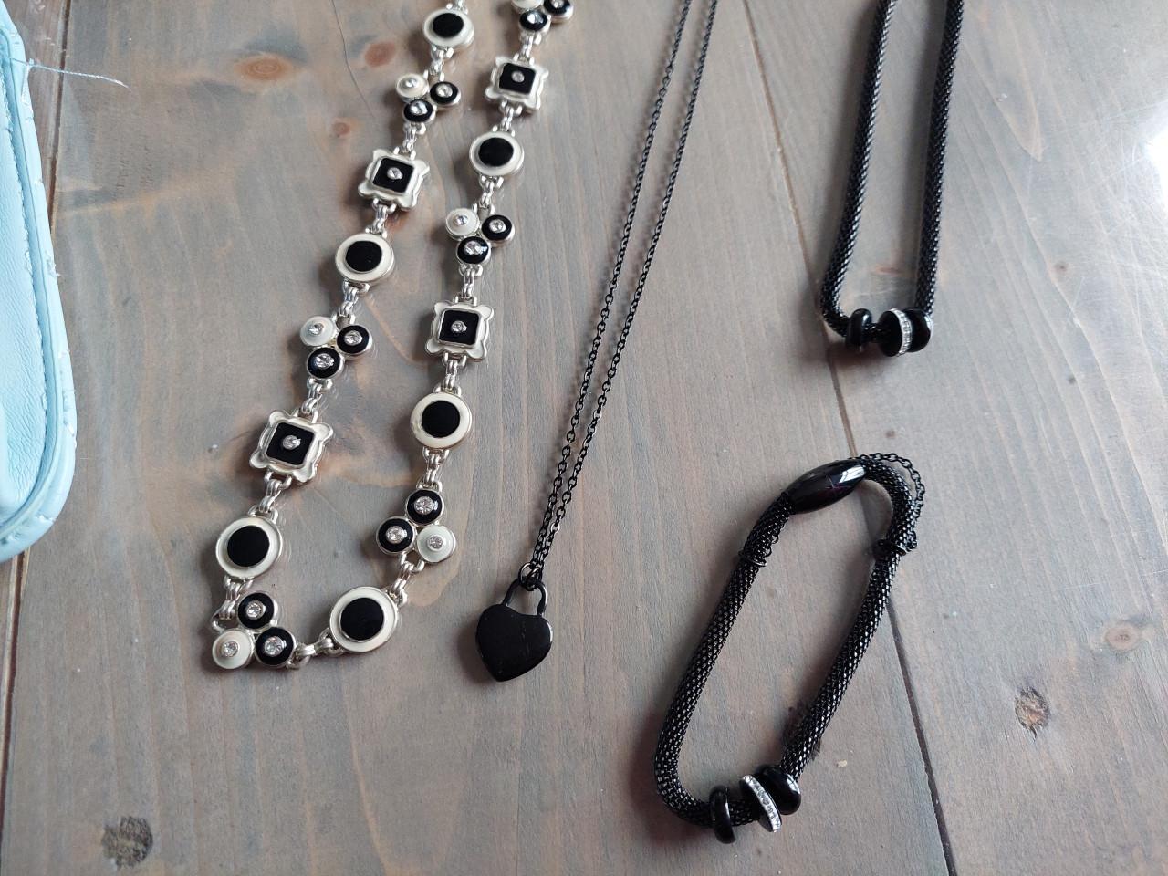 Leuke set zwarte jurk S, tasje en sieraden KOOPJE