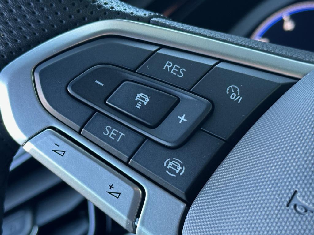 Volkswagen T-roc 1.5 tsi 150pk r-line | black style | keyless | navi | adap