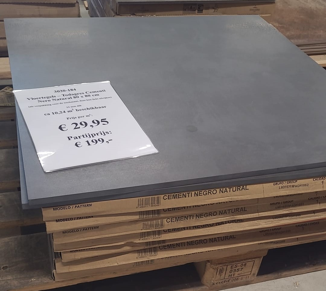 3030-184 ca 10,24 m² zwarte betonlook tegels 80x80 cm, per m²