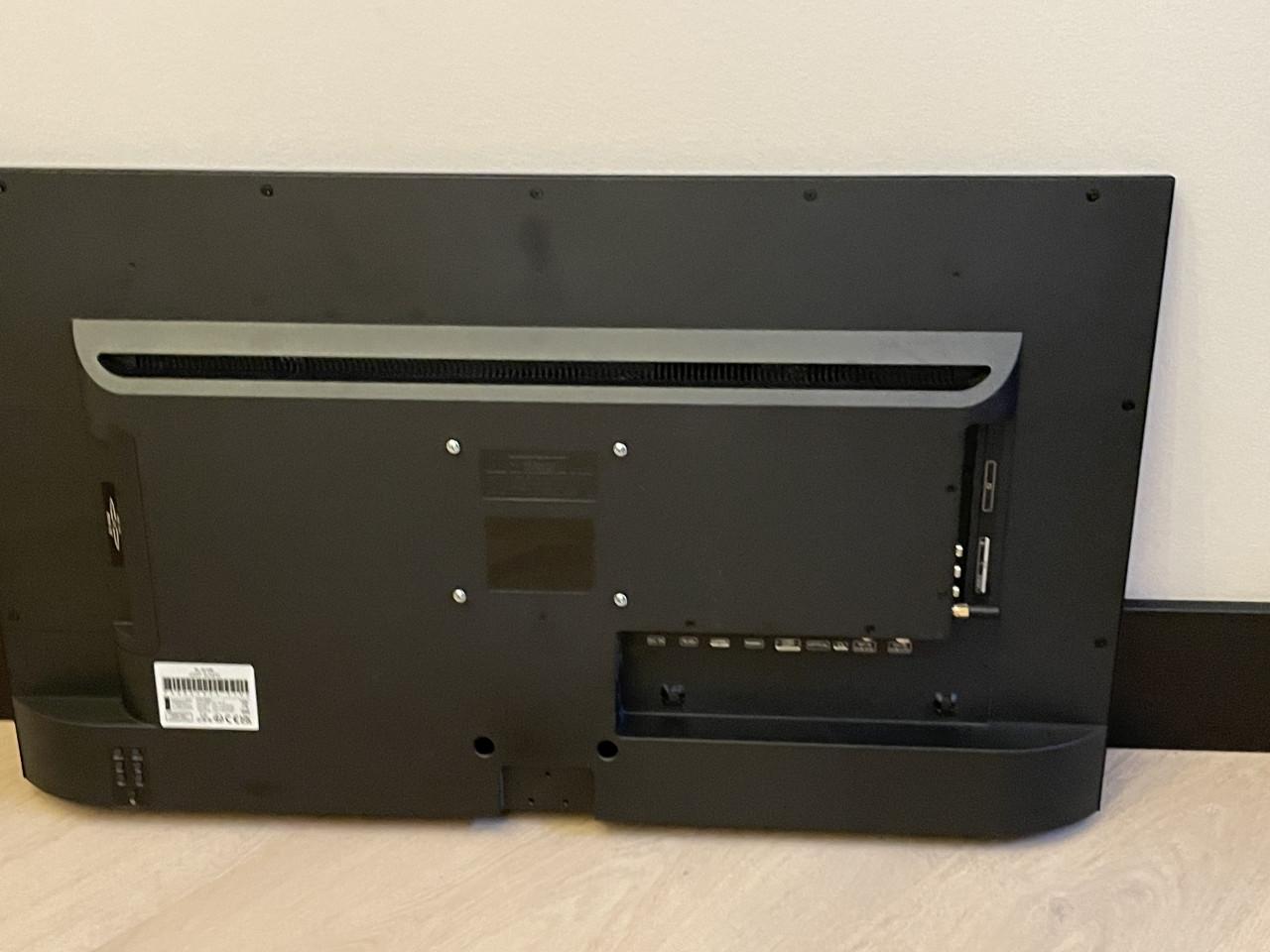 TV (Alphatronics) met ophangbeugel voor in Camper / Caravan