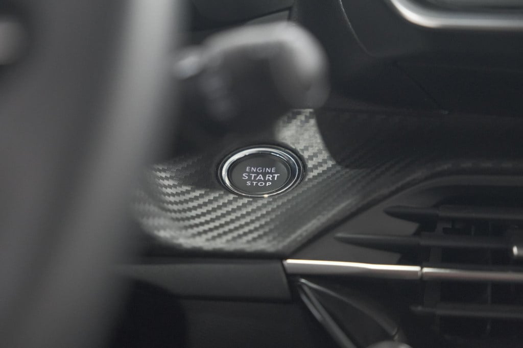 Peugeot 208 puretech 100 allure | camera | navigatie | parkeersensoren | ap
