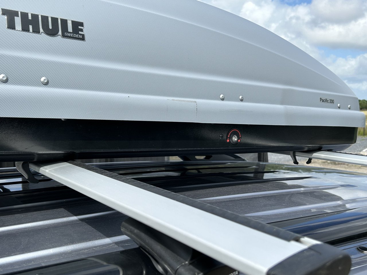 Thule Pacific 200 dakkoffer + dwarsstangen