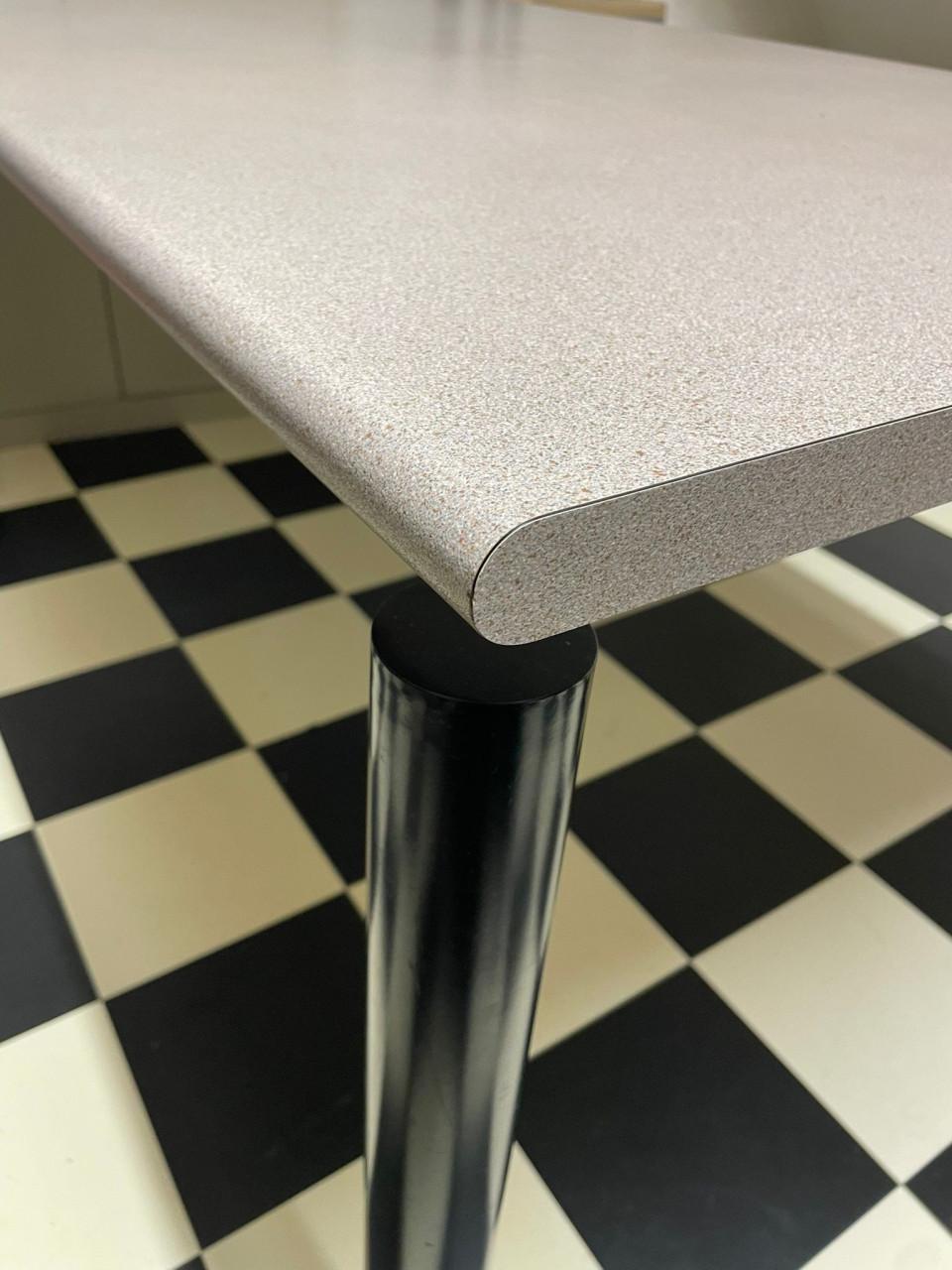 Moderne tijdloze tafel