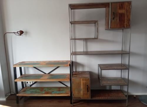 Kasten, fauteuils, lamp, poef, matras