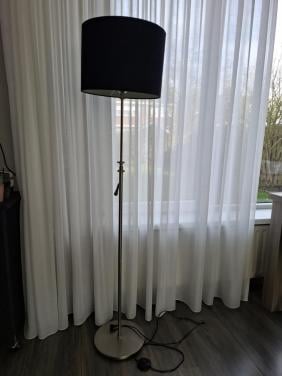 Staande RVS lamp met zwarte kap