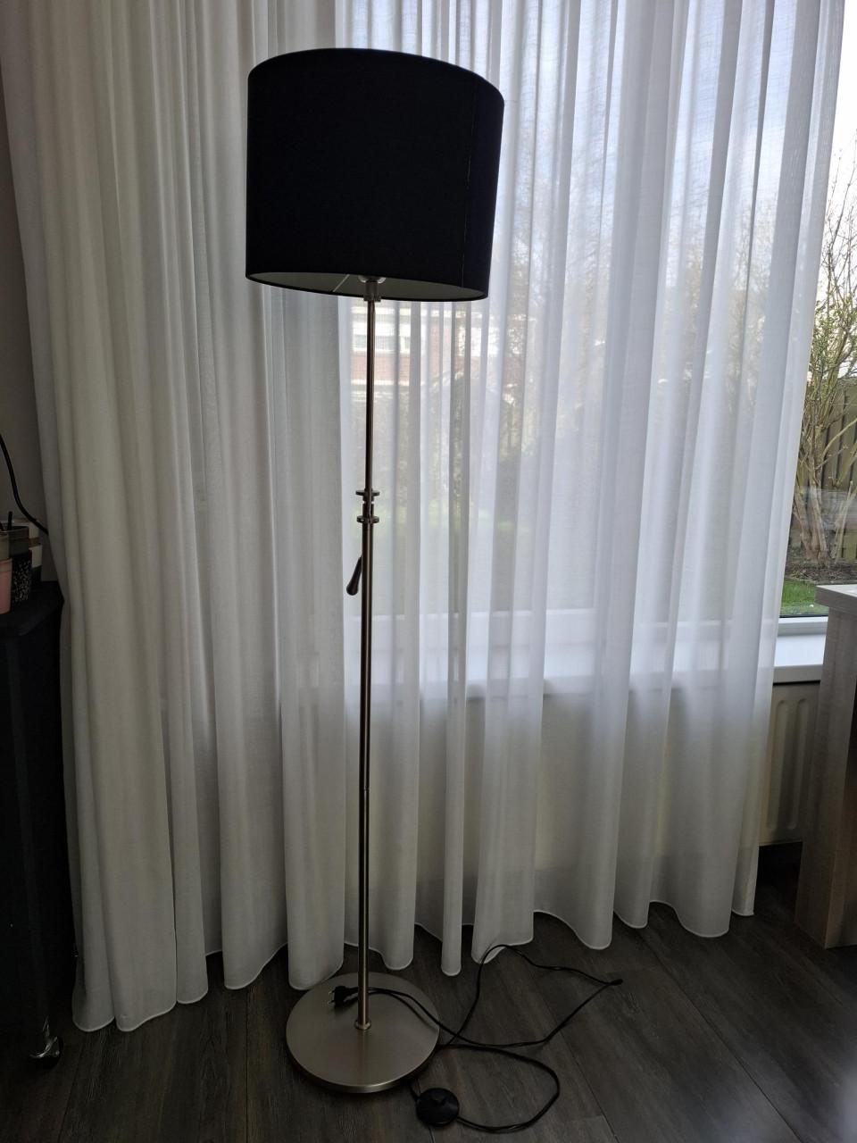 Staande RVS lamp met zwarte kap
