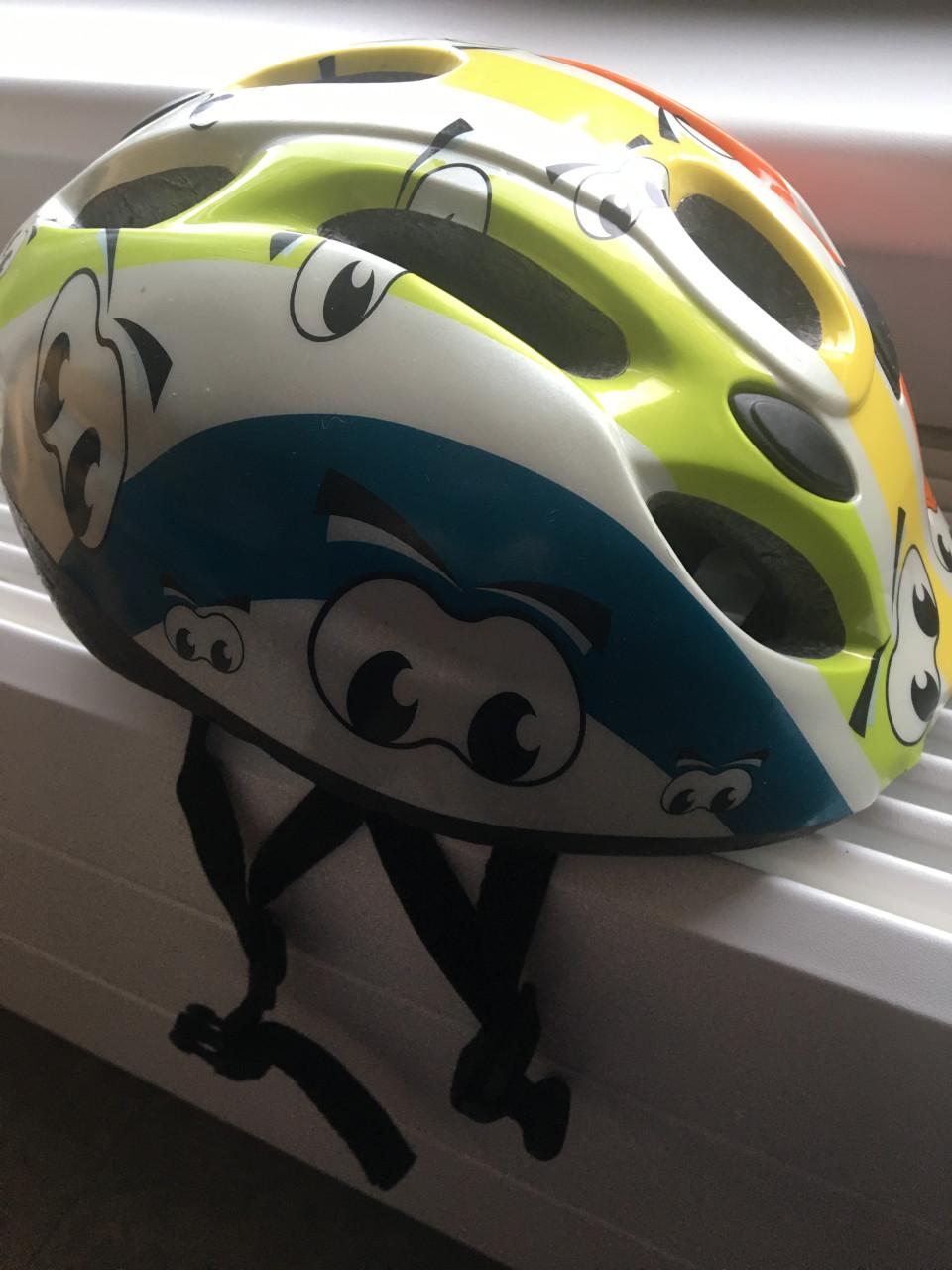 Degelijke Zijwieltjes en AGU Fietshelm Kind