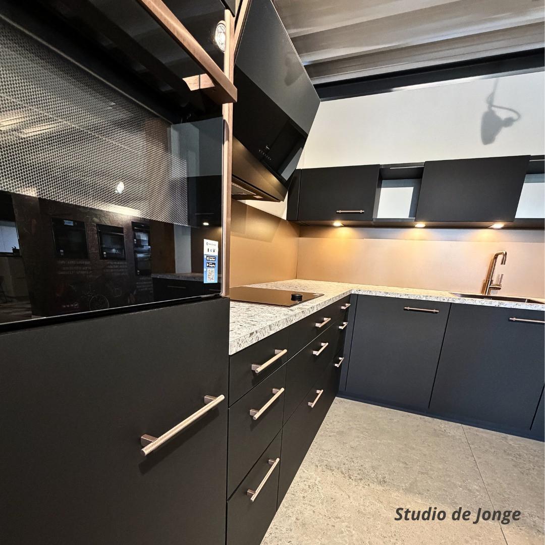 Stijlvolle showroomkeuken met een luxe uitstraling