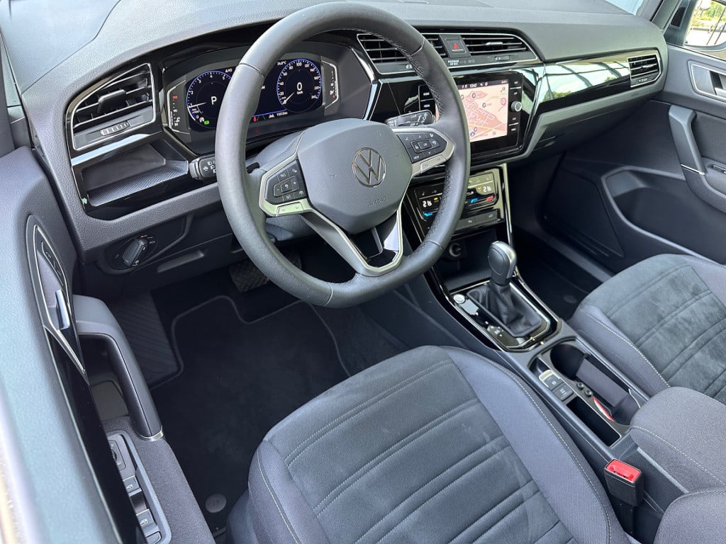 Volkswagen Touran 1.5 tsi 150pk dsg r-line highline | led | trekhaak | dode
