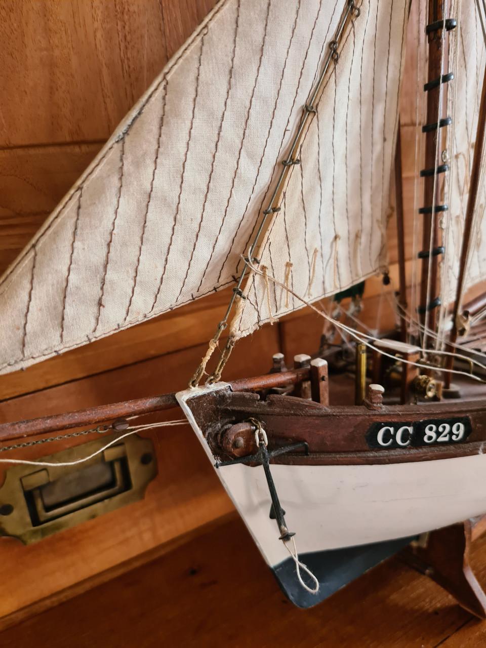 Gedetailleerd schaalmodel  "Marie-Jeanne" in vitrine kast
