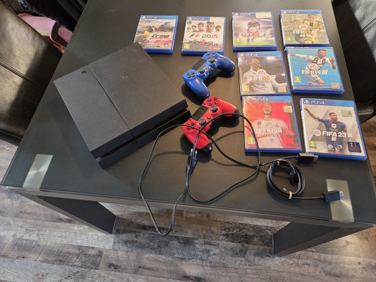 Playstation 4 met twee controllers