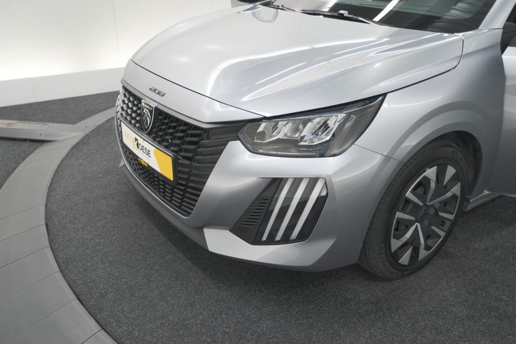 Peugeot 208 puretech 100 active | parkeersensoren | navigatie | apple carpl