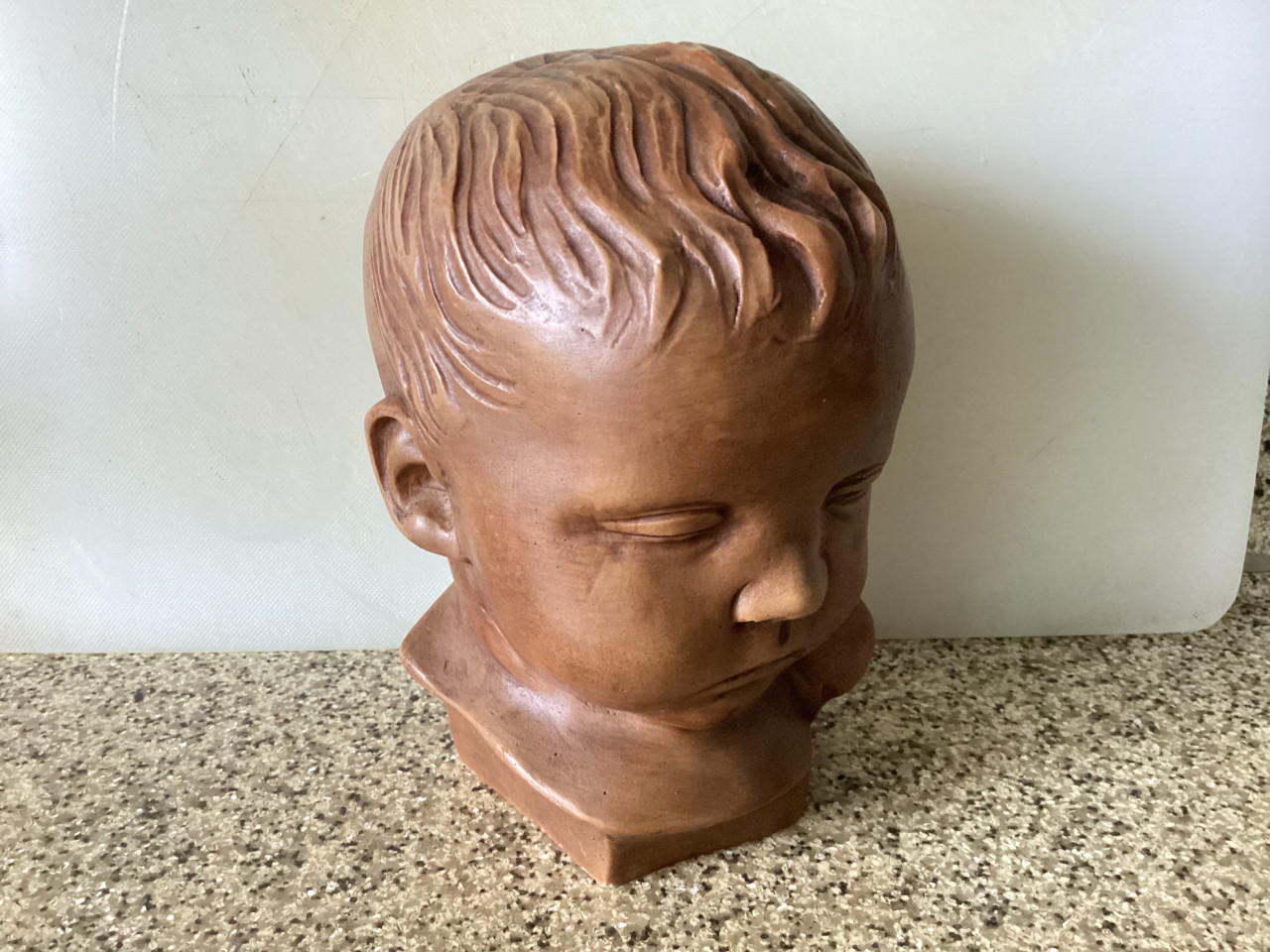 Mooi massief kinderkopje. Hoog: +/- 17 cm.