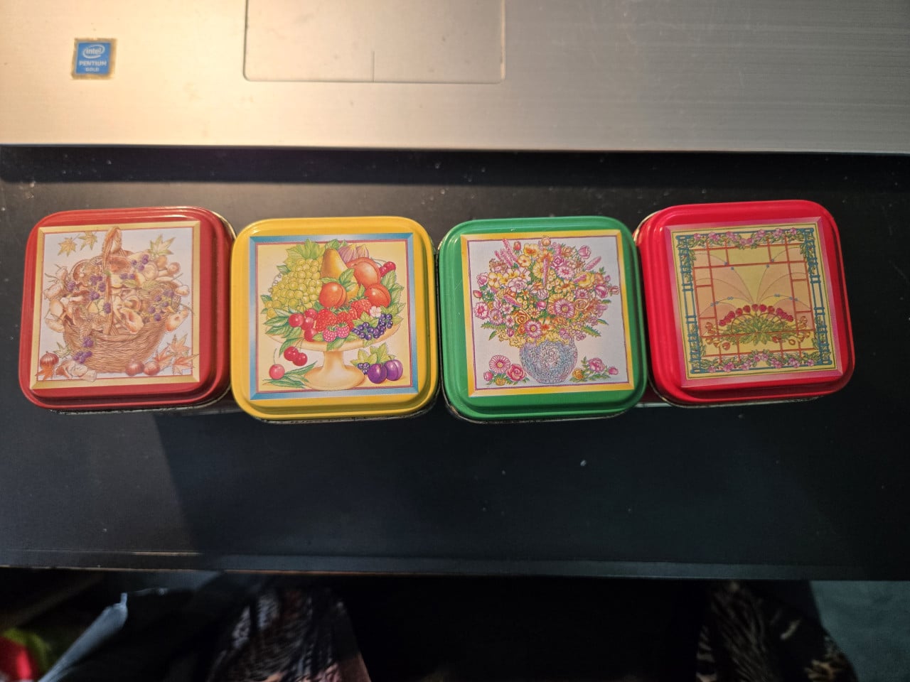 4 vintage metalen blikken met afbeeldingen van de vier seizoenen