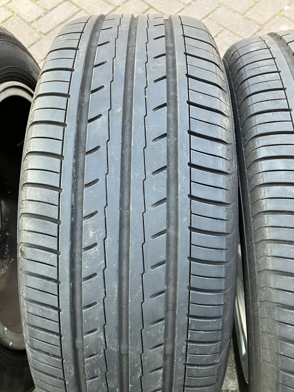 Winterbanden en originele velgen Toyota Avensis