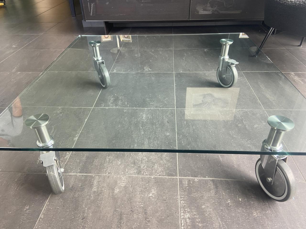 Glazen salontafel op wielen