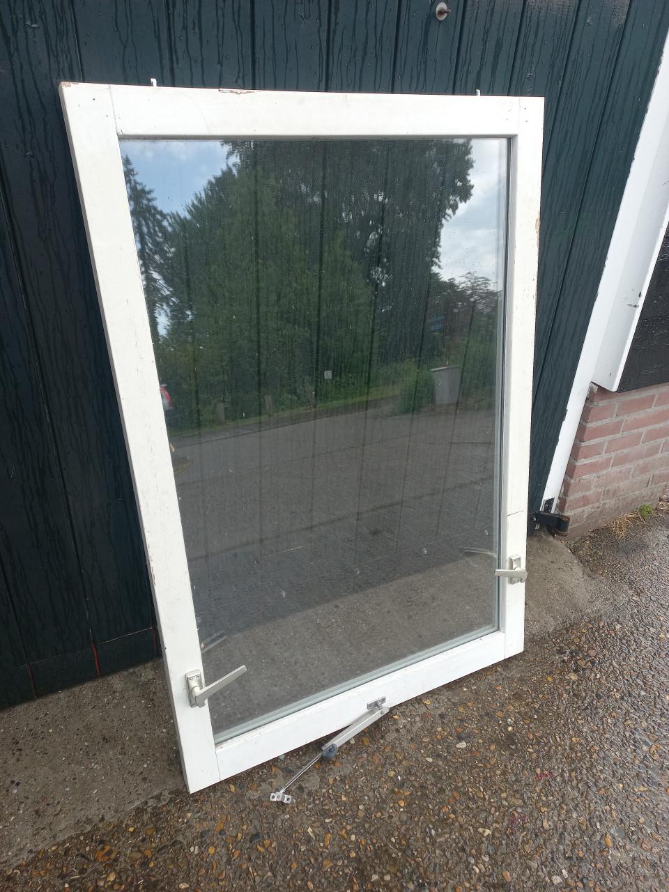 Hardhouten kozijnen met dubbel glas,zo goed als nieuw