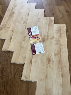 Laminaat - Kliklaminaat – licht houten kleur (ca. 11m2)