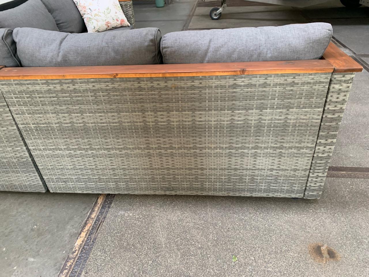 Loungeset wicker, met kussens en tafel.