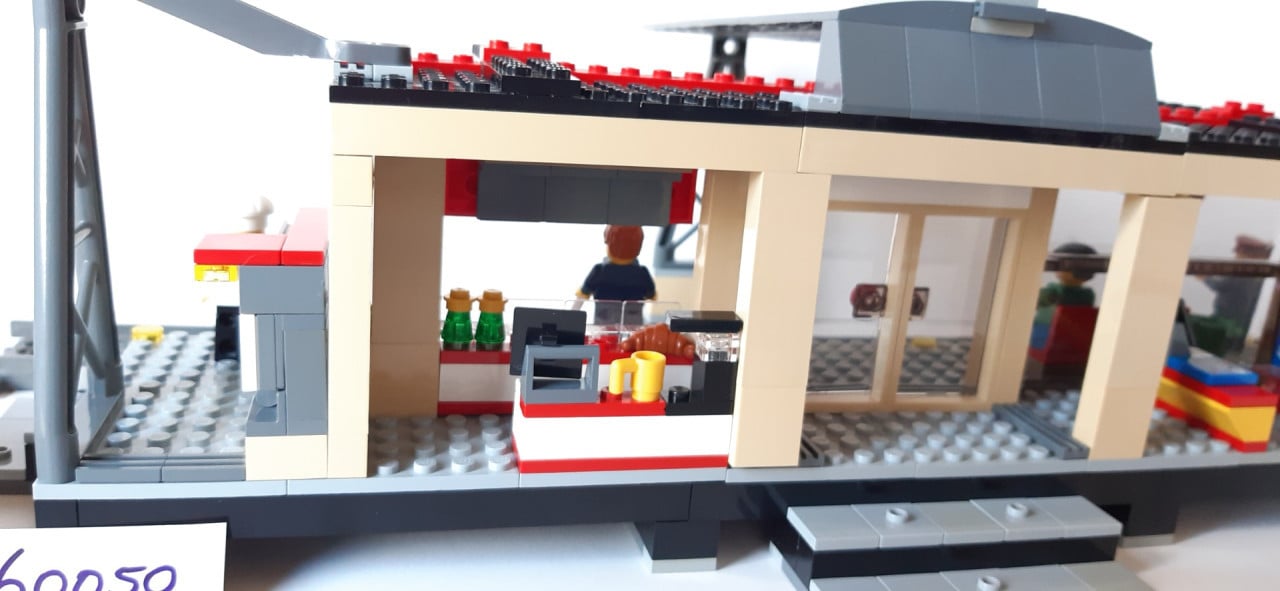 Lego City treinstation 60050: met taxi en 5 minifiguren