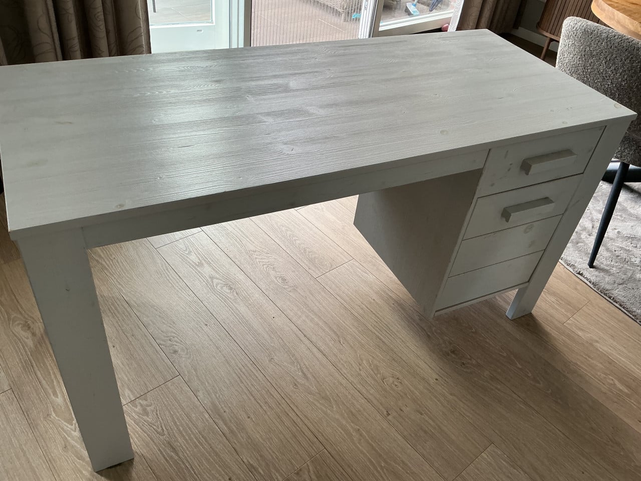 Mooi stevig lichtgrijs bureau Wood