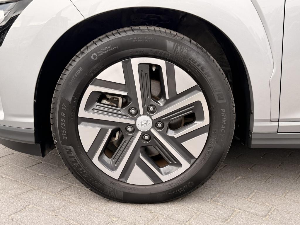 Hyundai Kona ev premium 64 kwh 3 fase | luxe uitvoering | navigatie | hud |