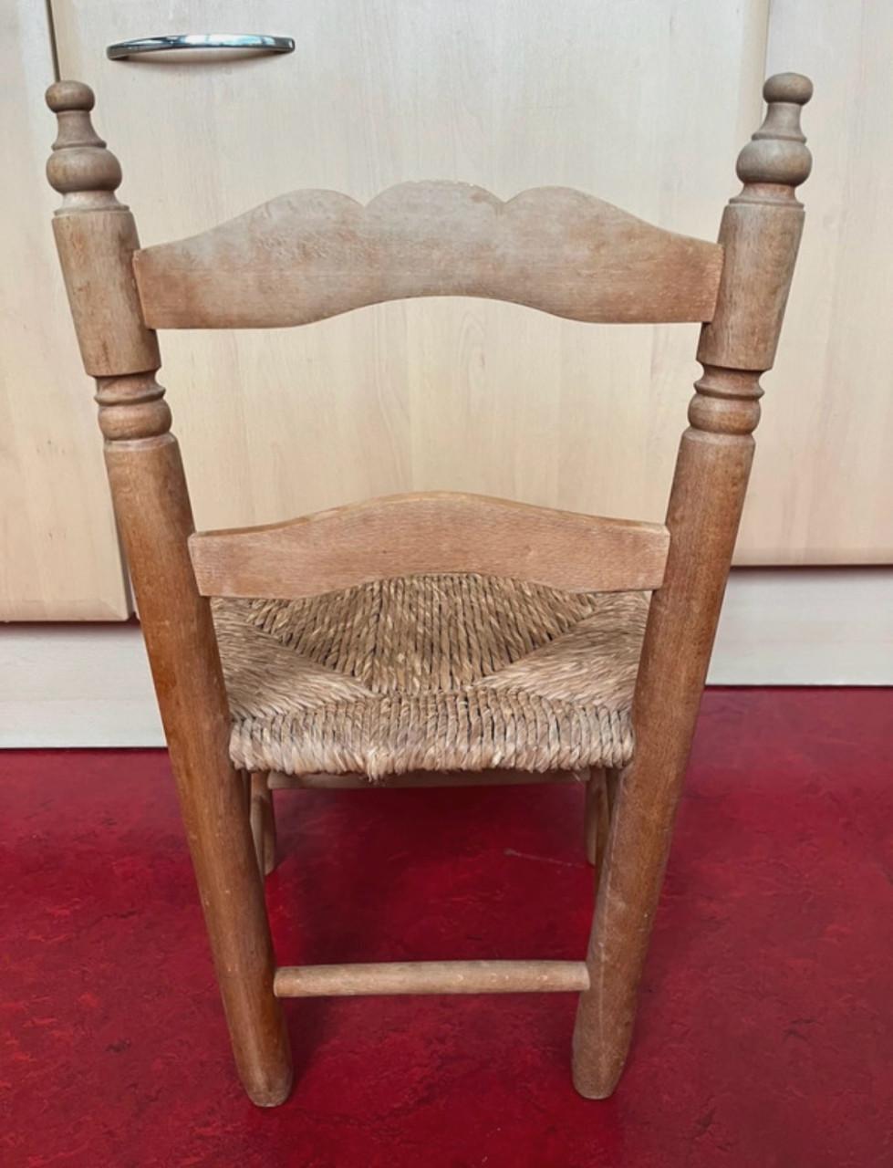 Kleuterstoeltje. Riet/hout