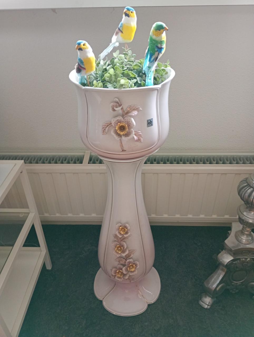 Bloempot op standaard porcelein