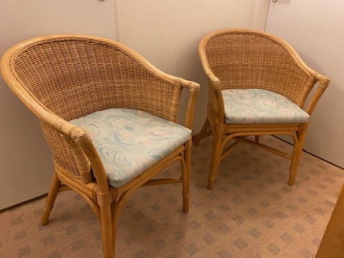 Te koop: twee rieten stoeltjes
