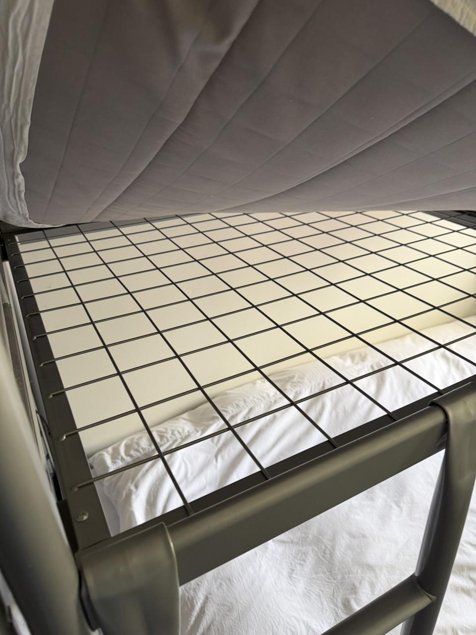 Stevig metalen stapelbed (2‑persoons) met matrassen, in nette staat.
