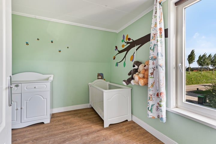 Complete babykamer (ledikant, kast, commode, wandrek)