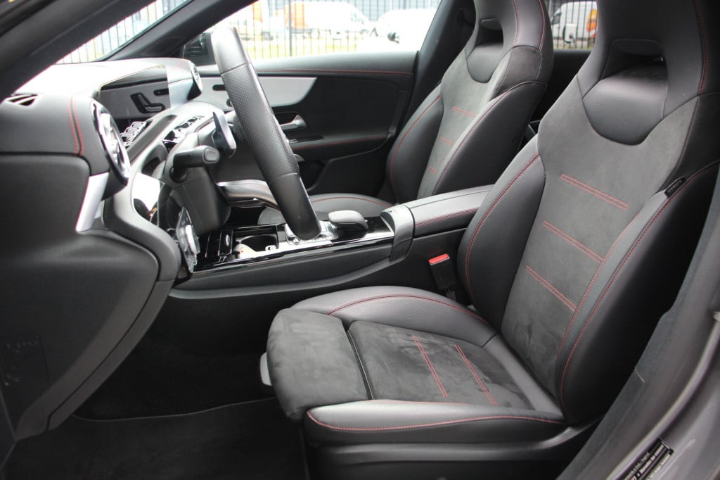Mercedes-Benz Cla 220 4matic premium plus amg | pano | memory | acc | camer