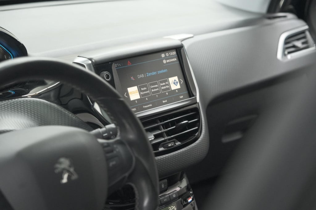 Peugeot 2008 puretech 110 allure | panoramadak | navigatie | camera | parke