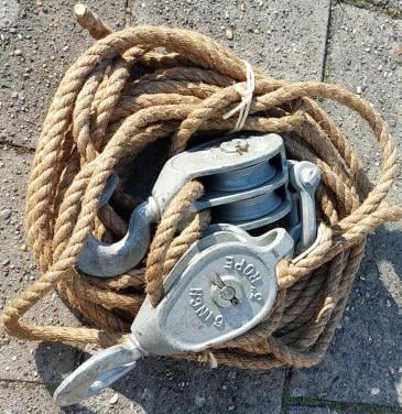 +/- 20 Meter Manilla touw ø 20 mm. + 2 Dubbele Katrollen