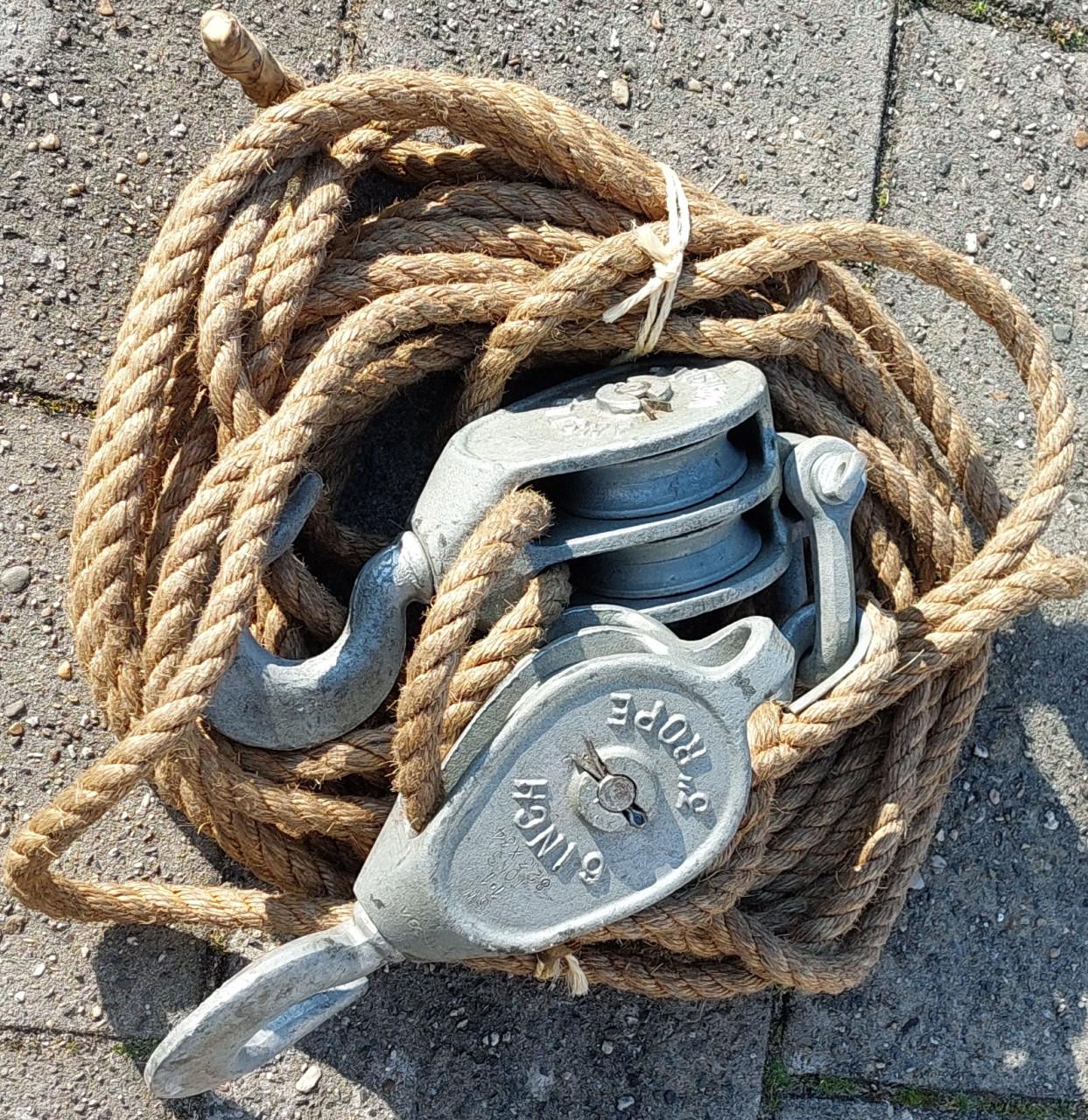 +/- 20 Meter Manilla touw ø 20 mm. + 2 Dubbele Katrollen