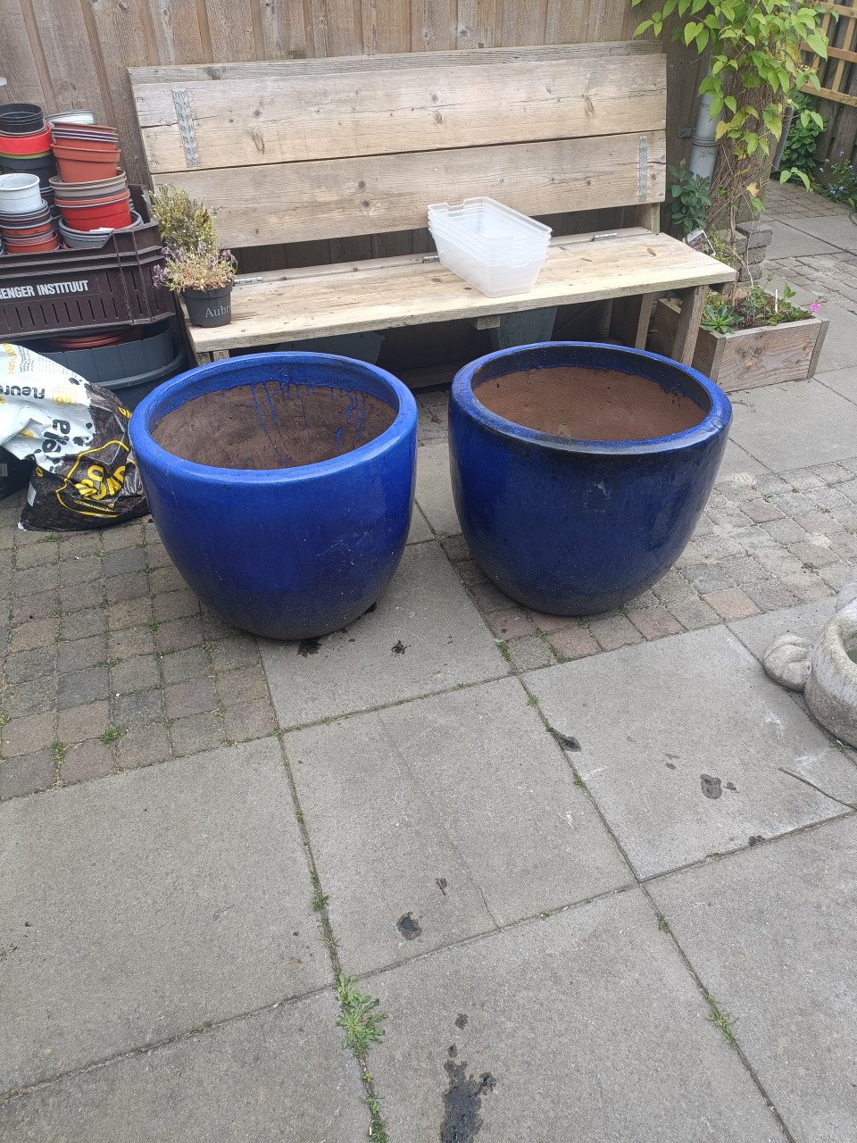 2 blauwe grote bloempotten