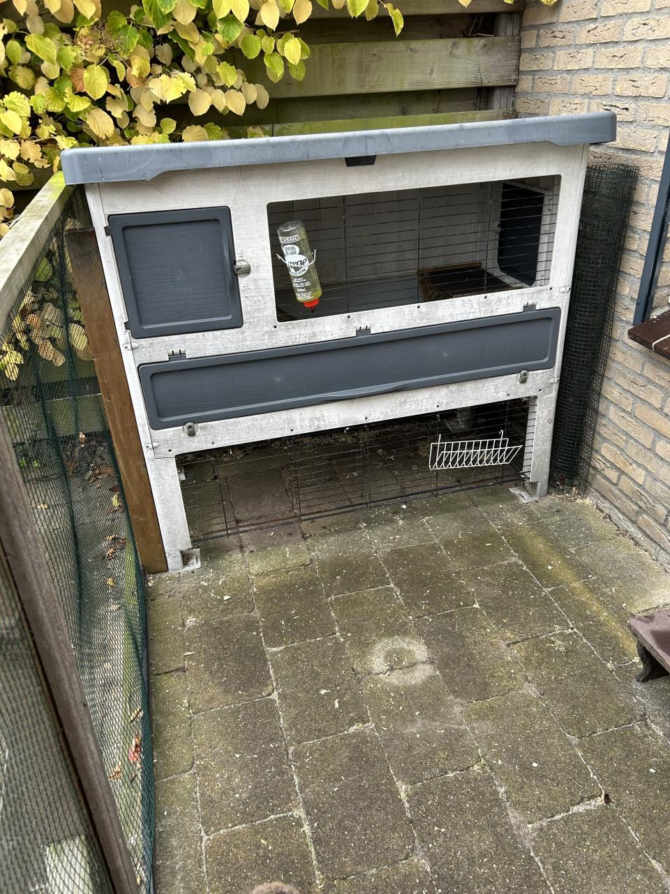 Konijnenhok en konijntje (gereserveerd)