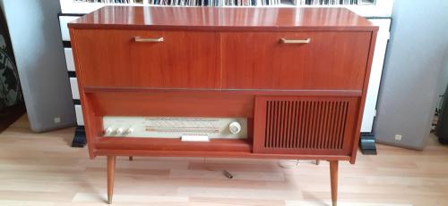 Vintage radio meubel met pick up en platen wisselaar