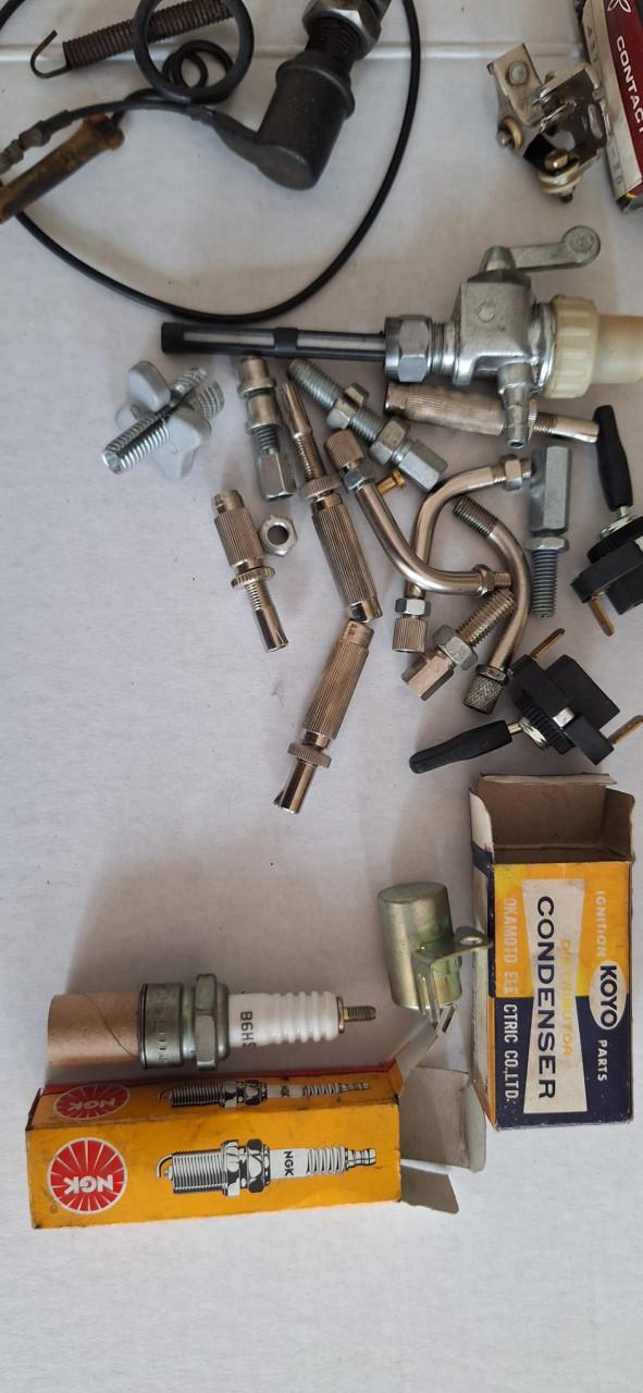 Diverse brommeronderdelen: bougies, contactpunten, etc.