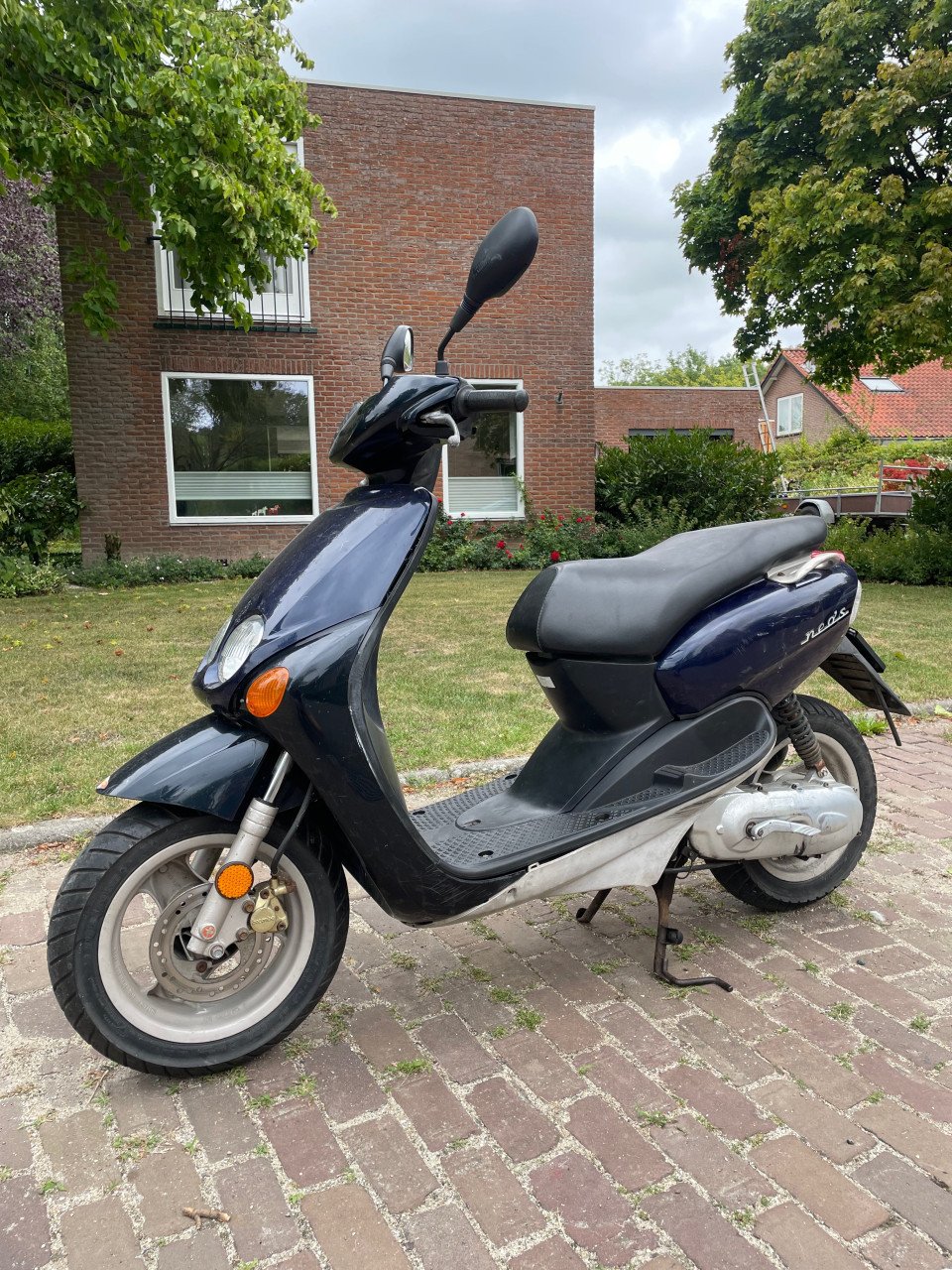 Yamaha Neos scooter